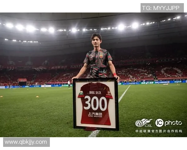 热恋绿茵场星光闪耀球星与爱侣携手共绘浪漫足球梦