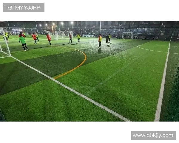 足球巨星幕后日常揭秘：从训练场到生活点滴，独家镜头大公开