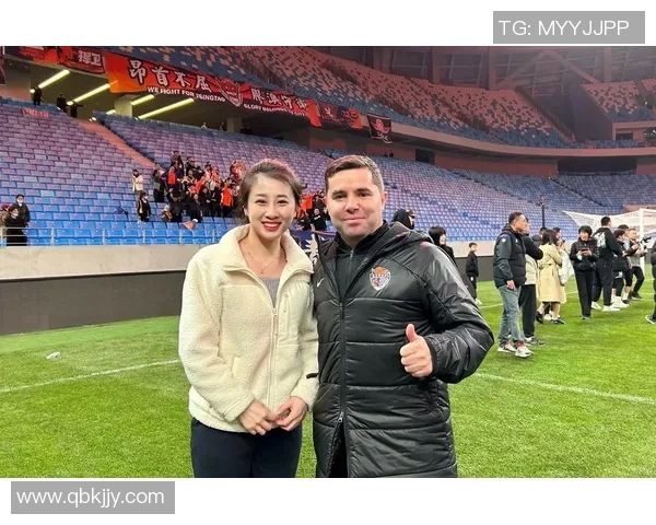 青春与魅力并存的足球场上 她是最耀眼的明星